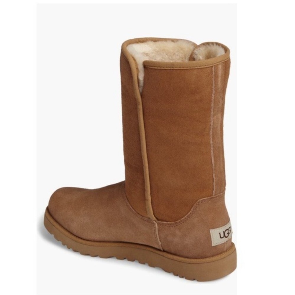 UGG MICHELLE WOMEN BOOTS
$179.95  women size. 5 NEW /no box 
Color Chestnut